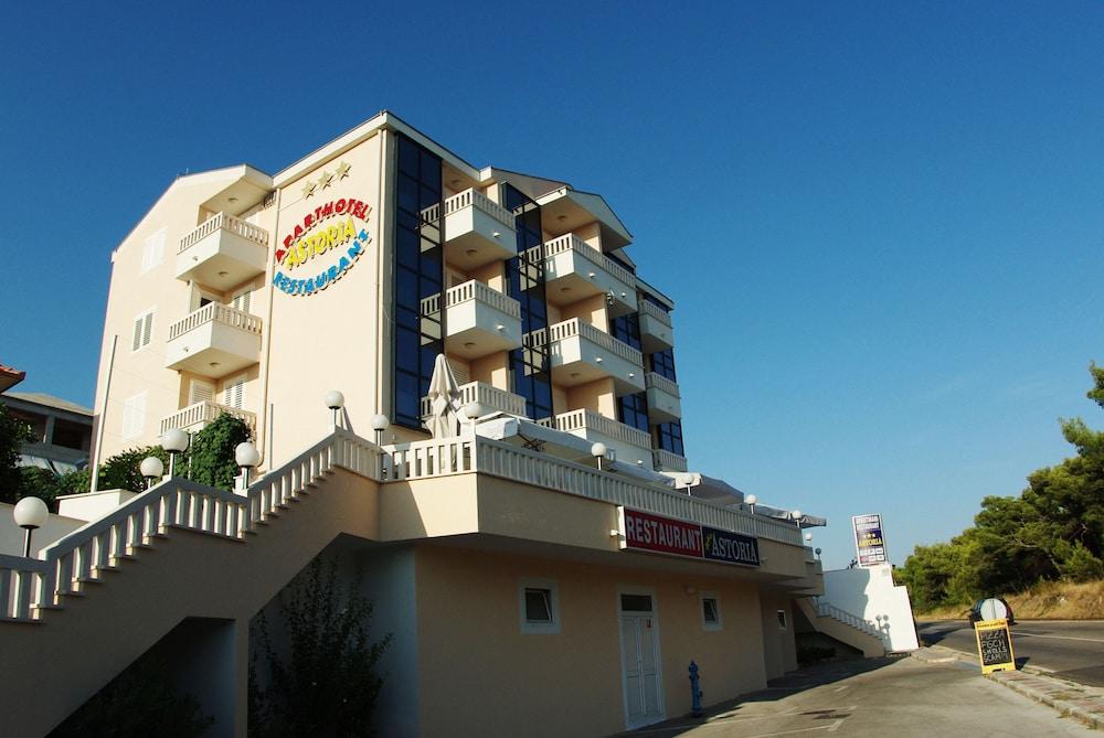 Apartments And Rooms Astoria Seget Vranjica Exterior foto